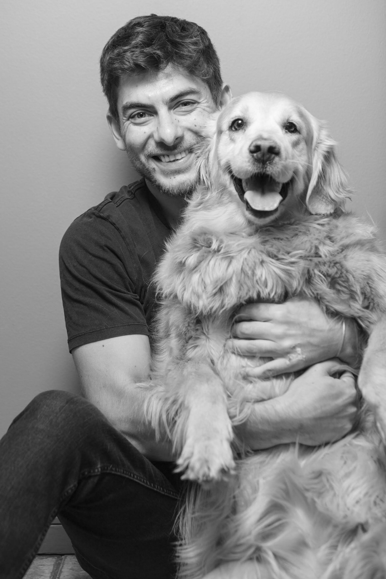 El fundador de Woody Coffee junto a su perro Woody